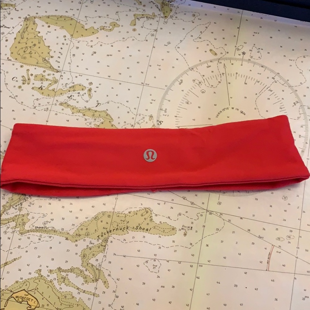 Lululemon Fly Away Tamer headband in EUC